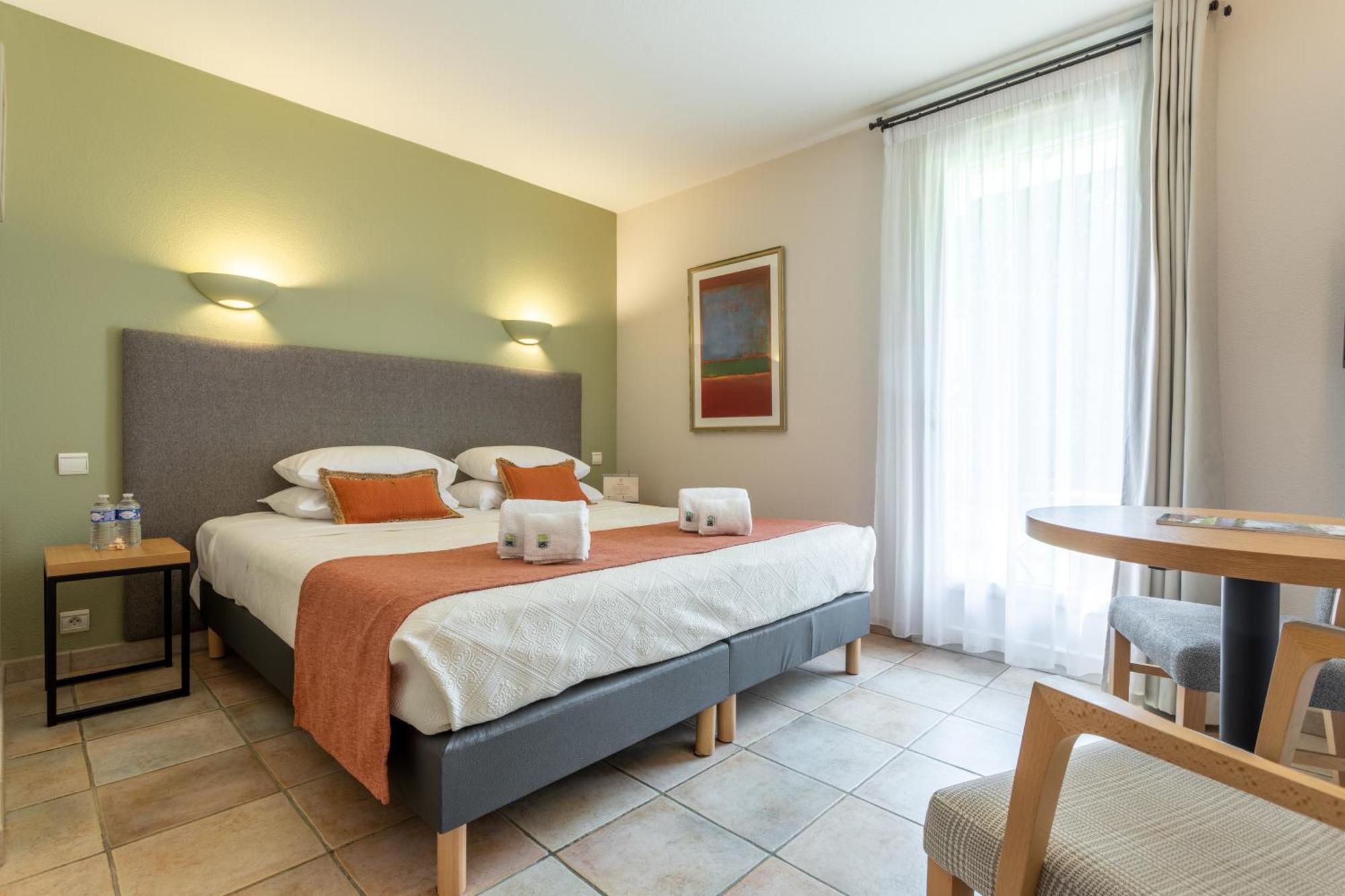 Logis La Bastide De Grignan Hotel & Restaurant "La Chenaie" Ngoại thất bức ảnh
